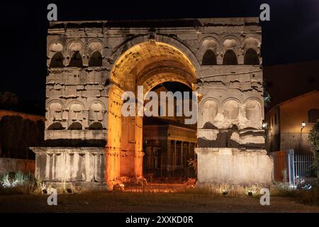 Arc de Janus la nuit du IVe siècle après JC, ancien arc romain quadrifrons triomphe dans la ville de Rome, Italie. Banque D'Images