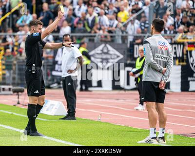 Ulm, Deutschland. 25 août 2024. Schiedsrichter Eric Weisbach Zeigt Thomas Woerle, Cheftrainer (SSV Ulm 1846) die gelbe Karte, GER, SSV Ulm 1846 vs. Fortuna Duesseldorf, Fussball, 2. Bundesliga, Spielzeit 2024/2025, 25.08.2024, la réglementation DFB/DFL interdit toute utilisation de photographies comme séquences d'images et/ou quasi-vidéo. Foto : EIBNER/Michael Schmidt crédit : dpa/Alamy Live News Banque D'Images