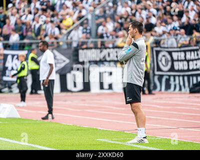 Ulm, Deutschland. 25 août 2024. Thomas Woerle, Cheftrainer (SSV Ulm 1846) im Vordergrund, Daniel Thioune, Cheftrainer (Fortuna Duesseldorf) im Hintergrund, GER, SSV Ulm 1846 vs. Fortuna Duesseldorf, Fussball, 2. Bundesliga, Spielzeit 2024/2025, 25.08.2024, la réglementation DFB/DFL interdit toute utilisation de photographies comme séquences d'images et/ou quasi-vidéo. Foto : EIBNER/Michael Schmidt crédit : dpa/Alamy Live News Banque D'Images