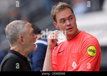 Almelo, pays-Bas. 25 août 2024. ALMELO, PAYS-BAS - AOÛT 25 : quatrième officiel ; Sturm lors du match néerlandais Eredivisie entre Heracles et Willem II à l'Asito Stadion le 25 août 2024 à Almelo, pays-Bas. (Photo de Peter Lous/Orange Pictures) crédit : dpa/Alamy Live News Banque D'Images