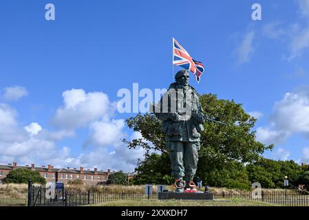 Statue de Yomper devant l'entrée de l'ancien musée Royal Marines à Portsmouth, en Angleterre. Août 2024 Banque D'Images