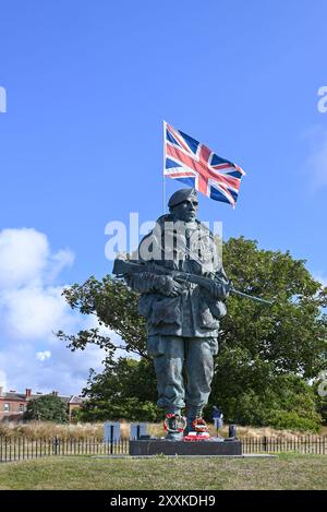 Statue de Yomper devant l'entrée de l'ancien musée Royal Marines à Portsmouth, en Angleterre. Août 2024 Banque D'Images