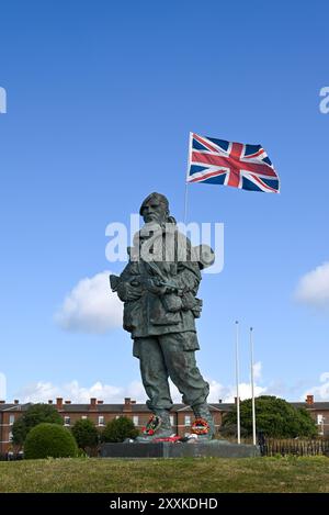 Statue de Yomper devant l'entrée de l'ancien musée Royal Marines à Portsmouth, en Angleterre. Août 2024 Banque D'Images