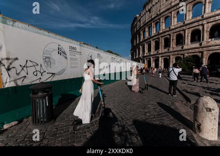 Rome, Italie. 24 août 2024. Les touristes visitent la zone archéologique du Colisée à Rome. (Photo par Andrea Ronchini/Pacific Press) crédit : Pacific Press Media production Corp./Alamy Live News Banque D'Images