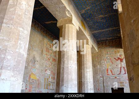 Dans le temple mortuaire d'Hatshepsout à Deir el Bahri, d'anciens hiéroglyphes ornent les murs, mettant en valeur l'artisanat remarquable des pas égyptiens Banque D'Images