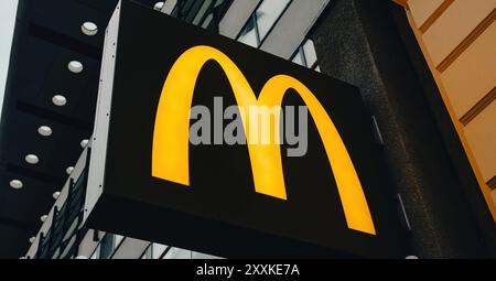 Belin, Allemagne - 20 décembre 2022 : symbole McDonald's sur un tableau dans la rue de la ville Banque D'Images