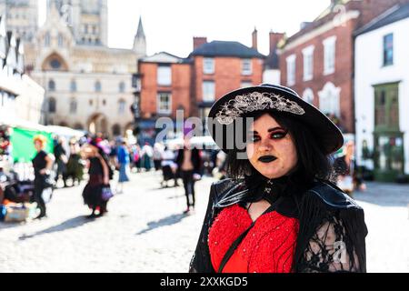 25 août 2024 Steampunk festival à Lincoln City. Steampunk, Steampunks à l'asile, Lincoln, Lincolnshire, Royaume-Uni, Angleterre, le steampunk est un sous-genre de science-fiction, incorporant l'esthétique des machines industrielles à vapeur du XIXe siècle pour créer une réalité futuriste alternative. Banque D'Images