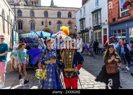 25 août 2024 Steampunk festival à Lincoln City. Steampunk, Steampunks à l'asile, Lincoln, Lincolnshire, Royaume-Uni, Angleterre, le steampunk est un sous-genre de science-fiction, incorporant l'esthétique des machines industrielles à vapeur du XIXe siècle pour créer une réalité futuriste alternative. Banque D'Images