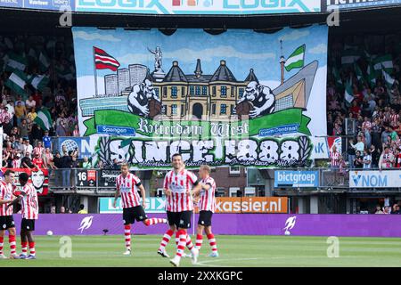 Rotterdam, pays-Bas. 25 août 2024. ROTTERDAM, PAYS-BAS - AOÛT 25 : le drapeau des supporters et supporters du Sparta Rotterdam lors du match néerlandais Eredivisie entre le Sparta Rotterdam et Feyenoord au Sparta-stadion Het Kasteel le 25 août 2024 à Rotterdam, pays-Bas. (Photo de Hans van der Valk/Orange Pictures) crédit : dpa/Alamy Live News Banque D'Images