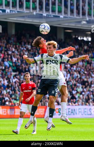 GRONINGUE - (lr). Le joueur du FC Groningen Jorg Schreuders, le joueur de l'AZ Alkmaar David Moller Wolfe lors du match néerlandais Eredivisie entre le FC Groningen et l'AZ Alkmaar au stade Euroborg le 25 août 2024 à Groningen, pays-Bas. ANP COR LASKER Banque D'Images