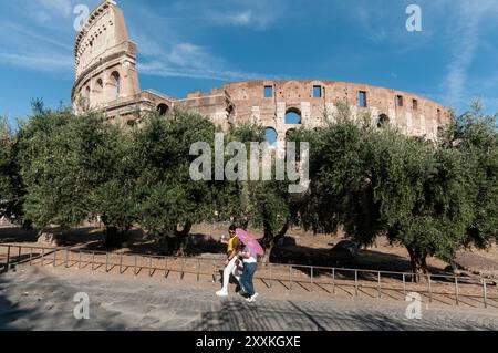 Rome, Italie, Italie. 24 août 2024. Les touristes visitent la zone archéologique du Colisée à Rome. (Crédit image : © Andrea Ronchini/Pacific Press via ZUMA Press Wire) USAGE ÉDITORIAL SEULEMENT! Non destiné à UN USAGE commercial ! Banque D'Images