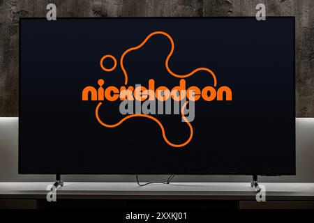 POZNAN, POL - Mar 01, 2024 : téléviseur à écran plat affichant le logo de Nickelodeon, une chaîne américaine de télévision payante Banque D'Images