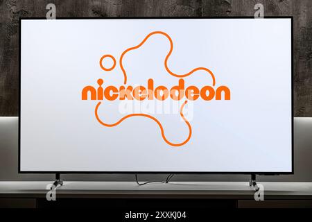 POZNAN, POL - Mar 01, 2024 : téléviseur à écran plat affichant le logo de Nickelodeon, une chaîne américaine de télévision payante Banque D'Images