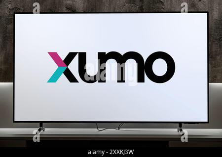 POZNAN, POL - Mar 01, 2024 : téléviseur à écran plat affichant le logo de Xumo, LLC, une société américaine de télévision sur Internet et d'électronique grand public. Banque D'Images