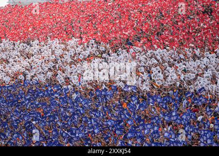 Zandvoort, pays-Bas. 25 août 2024. ZANDVOORT, PAYS-BAS - AOÛT 25 : les fans des pays-Bas avec des drapeaux rouges, blancs et bleus formant un grand drapeau néerlandais avant la course du Grand Prix lors de F1 - Heineken GP néerlandais le 25 août 2024 à Zandvoort, pays-Bas. (Photo par Andre Weening/Orange Pictures) crédit : dpa/Alamy Live News Banque D'Images