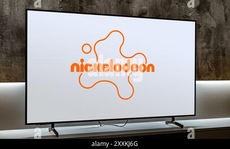 POZNAN, POL - Mar 01, 2024 : téléviseur à écran plat affichant le logo de Nickelodeon, une chaîne américaine de télévision payante Banque D'Images