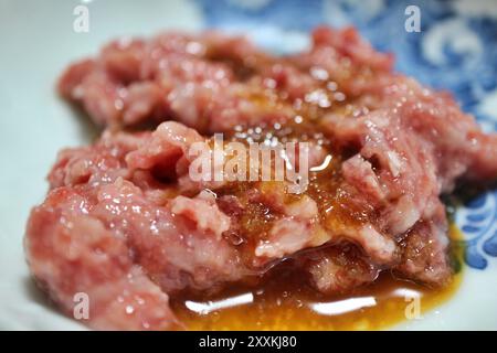 Yukhoe de viande de cheval acheté dans un supermarché à Tokyo, au Japon Banque D'Images