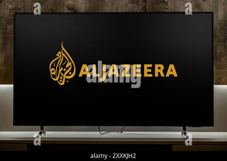 POZNAN, POL - 31 juillet 2024 : téléviseur à écran plat affichant le logo d'Al Jazeera, une chaîne d'information en anglais 24 heures sur 24 du Qatar Banque D'Images