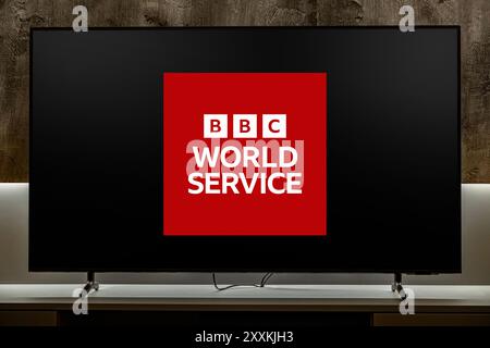 POZNAN, POL - 31 juillet 2024 : téléviseur à écran plat affichant le logo de BBC World Service, un radiodiffuseur international détenu et exploité par la BBC Banque D'Images