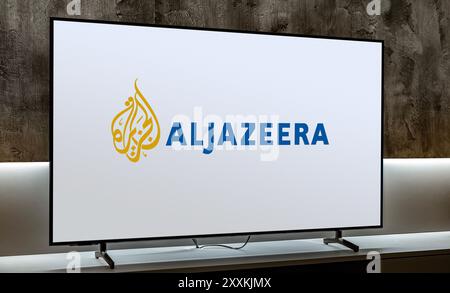 POZNAN, POL - 31 juillet 2024 : téléviseur à écran plat affichant le logo d'Al Jazeera, une chaîne d'information en anglais 24 heures sur 24 du Qatar Banque D'Images