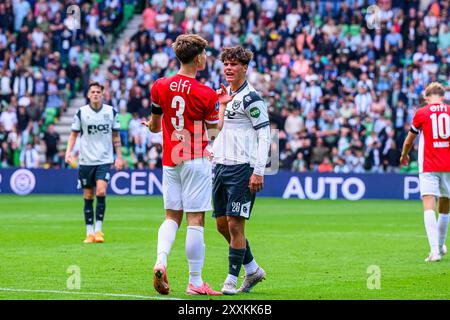 GRONINGEN - (lr) discussion entre le joueur de l'AZ Alkmaar Wouter Goes et le joueur du FC Groningen Thom van Bergen lors du match néerlandais Eredivisie entre le FC Groningen et l'AZ Alkmaar au stade Euroborg le 25 août 2024 à Groningen, pays-Bas. ANP COR LASKER Banque D'Images