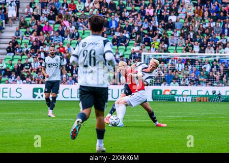 GRONINGEN - (lr)Vaz Alkmaar Mexx Meerdink, joueur du FC Groningen Thijmen Blokzijl lors du match néerlandais Eredivisie entre le FC Groningen et l'AZ Alkmaar au stade Euroborg le 25 août 2024 à Groningen, pays-Bas. ANP COR LASKER Banque D'Images