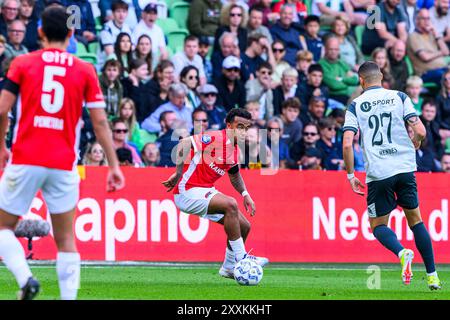 GRONINGEN - (lr) a5, joueur de l'AZ Alkmaar Myron van Brederode, joueur du FC Groningen Rui Mendes lors du match néerlandais Eredivisie entre le FC Groningen et l'AZ Alkmaar au stade Euroborg le 25 août 2024 à Groningen, pays-Bas. ANP COR LASKER Banque D'Images