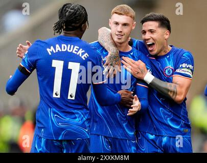 Cole Palmer de Chelsea (au centre) célèbre avoir marqué son deuxième but du match avec Noni Madueke (à gauche) et Enzo Fernandez lors du match de premier League au Molineux Stadium, Wolverhampton. Date de la photo : dimanche 25 août 2024. Banque D'Images