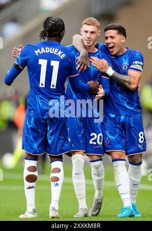 Cole Palmer de Chelsea (au centre) célèbre avoir marqué son deuxième but du match avec Noni Madueke (à gauche) et Enzo Fernandez lors du match de premier League au Molineux Stadium, Wolverhampton. Date de la photo : dimanche 25 août 2024. Banque D'Images