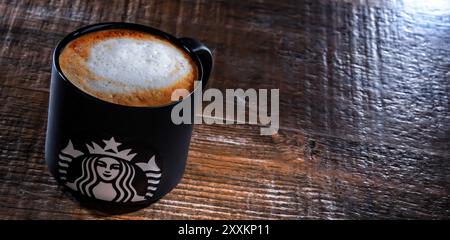 POZNAN, POL - APR 19, 2023 : Cup of Starbucks, le nom de la société de café et de la chaîne de cafés, fondée à Seattle, Wa. USA, en 1971 ; maintenant le plus grand Banque D'Images