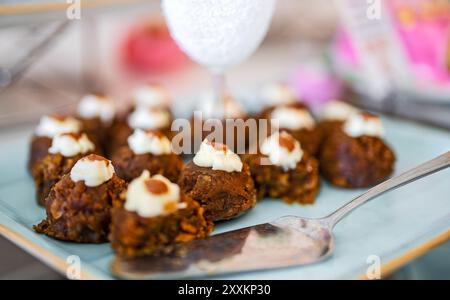 Gâteau à base de chapelure de biscuit mélangée à de la crème au beurre et du cognac ou du rhum. Banque D'Images