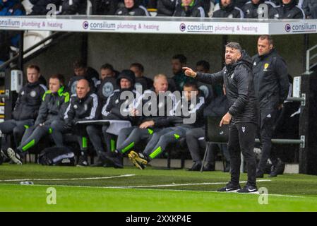 Paisley, Renfrewshire, Écosse. 25 août 2024 ; St Mirren Park, Paisley, Renfrewshire, Écosse, Scottish Premiership Football, St Mirren contre Celtic ; Stephen Robinson, manager de St Mirren, transmet les instructions à son équipe crédit : action plus Sports images/Alamy Live News Banque D'Images