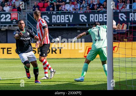 Rotterdam, Nederland. 25 août 2024. ROTTERDAM, 25-08-2024, Sparta Stadium het Kasteel, football, Néerlandais eredivisie football, saison 2024/2025, Sparta Rotterdam - Feyenoord, Feyenoord joueur Quinten Timber marque le 1-1 contre le joueur de Sparta Nick Olij (R) crédit : Pro Shots/Alamy Live News Banque D'Images