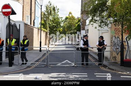 Londres, Royaume-Uni. 25 août 2024. La police contrôle l'accès au défilé, certaines routes étant fermées. Crédit : Sinai Noor/Alamy Live News Banque D'Images