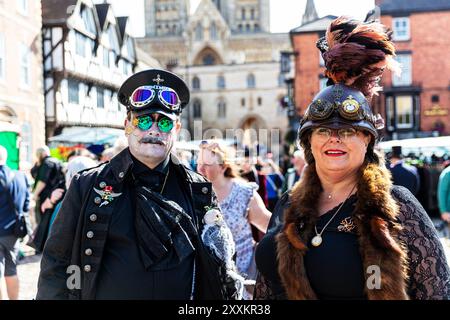 25 août 2024 Steampunk festival à Lincoln City. Steampunk, Steampunks à l'asile, Lincoln, Lincolnshire, Royaume-Uni, Angleterre, le steampunk est un sous-genre de science-fiction, incorporant l'esthétique des machines industrielles à vapeur du XIXe siècle pour créer une réalité futuriste alternative. Banque D'Images