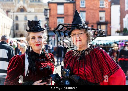 25 août 2024 Steampunk festival à Lincoln City. Steampunk, Steampunks à l'asile, Lincoln, Lincolnshire, Royaume-Uni, Angleterre, le steampunk est un sous-genre de science-fiction, incorporant l'esthétique des machines industrielles à vapeur du XIXe siècle pour créer une réalité futuriste alternative. Banque D'Images