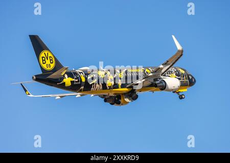 Eurowings Airbus A320-214 (REG : d-AEWM) dans la palette de couleurs spéciale FanAirbus - Borussia Dortmund. Banque D'Images