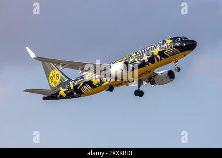 Eurowings Airbus A320-214 (REG : d-AEWM) dans la palette de couleurs spéciale FanAirbus - Borussia Dortmund. Banque D'Images