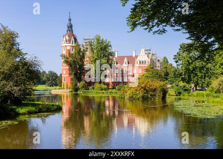 Bad Muskau Neues Schloss im Fürst Pückler Park Bad Muskau Sachsen Deutschland *** Bad Muskau Nouveau Palais dans Prince Pückler Park Bad Muskau Saxe Allemagne Bad Muskau24 00153 Banque D'Images