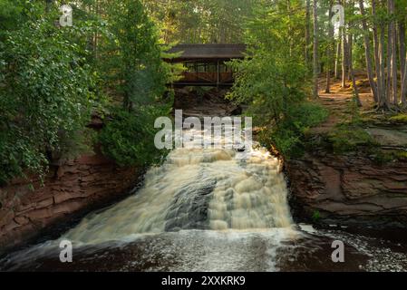 Chute d'eau de Lower Falls par une belle matinée d'été à Amnicon State Park dans le Wisconsin, États-Unis. Banque D'Images