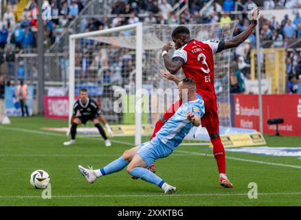 Muenchen, Deutschland. 25 août 2024. Kwabenaboye Appiah Schulz (FC Viktoria Koeln, #3) bearbeitet hier Maximilian Wolfram (TSV 1860 Muenchen, #30) im Zweikampf/Kampf um den Ball. GER, TSV 1860 Muenchen gegen FC Viktoria Koeln 1904, Fussball, 3. Bundesliga, 3. Spieltag, saison 2024/2025, 25.08.2024. (LA RÉGLEMENTATION DFB DU DFL INTERDIT TOUTE UTILISATION DE PHOTOGRAPHIES COMME SÉQUENCES D'IMAGES ET/OU QUASI-VIDÉO). Foto : Eibner-Pressefoto/Heike Feiner crédit : dpa/Alamy Live News Banque D'Images