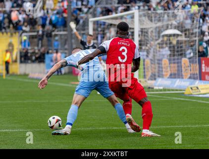 Muenchen, Deutschland. 25 août 2024. Kwabenaboye Appiah Schulz (FC Viktoria Koeln, #3) bearbeitet hier Maximilian Wolfram (TSV 1860 Muenchen, #30) im Zweikampf/Kampf um den Ball. GER, TSV 1860 Muenchen gegen FC Viktoria Koeln 1904, Fussball, 3. Bundesliga, 3. Spieltag, saison 2024/2025, 25.08.2024. (LA RÉGLEMENTATION DFB DU DFL INTERDIT TOUTE UTILISATION DE PHOTOGRAPHIES COMME SÉQUENCES D'IMAGES ET/OU QUASI-VIDÉO). Foto : Eibner-Pressefoto/Heike Feiner crédit : dpa/Alamy Live News Banque D'Images