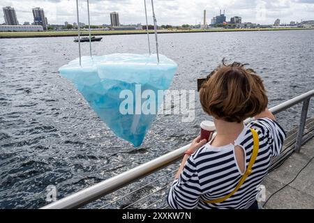 Londres, Royaume-Uni. 25 août 2024. THAW, impliquant normalement un artiste debout sur un bloc de glace suspendu de 2,5 tonnes, est présenté par la compagnie australienne de théâtre physique LEGS ON THE WALL à l’Université d’East London Docklands dans le cadre du Greenwich + Docklands International Festival (GDIF) de cette année. L’installation reflète le besoin urgent d’une action climatique mondiale alors que le bloc de glace fond progressivement. Les vents violents ont rendu trop dangereux pour la grue de fonctionner avec un artiste au sommet de la glace. Credit : Stephen Chung / Alamy Live News Banque D'Images