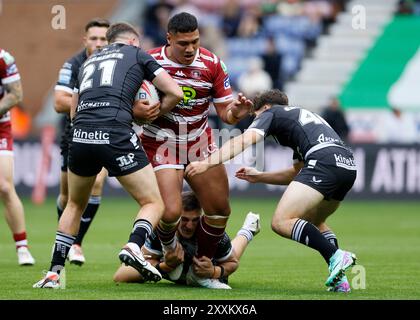 Les guerriers Wigan Patrick Mago sont attaqués lors du match de Super League au Brick Community Stadium, Wigan. Date de la photo : dimanche 25 août 2024. Banque D'Images