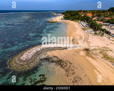 Vue de la plage de Mertasari à Denpasar, Bali, Indonésie Banque D'Images