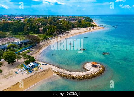 Vue de la plage de Mertasari à Denpasar, Bali, Indonésie Banque D'Images