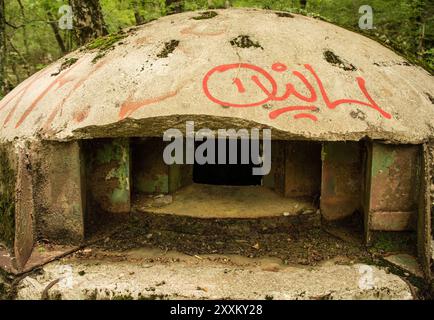 Mont Dajti, Albanie - 31 mai 2024. Un bunker de casemates abandonné dans la forêt du mont Dajti près de Tirana en Albanie centrale. Une relique de Hoxha Banque D'Images