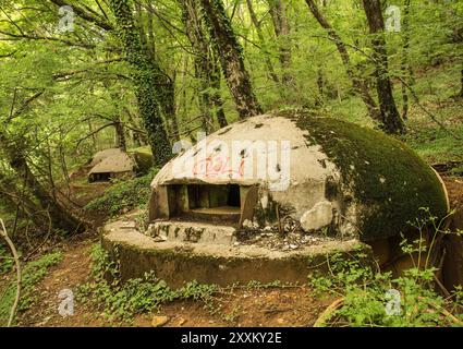 Mont Dajti, Albanie - 31 mai 2024. Bunkers abandonnés dans la forêt du mont Dajti près de Tirana en Albanie centrale. Une relique de Hoxha Banque D'Images