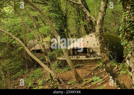 Mont Dajti, Albanie - 31 mai 2024. Bunkers abandonnés dans la forêt du mont Dajti près de Tirana en Albanie centrale. Une relique de Hoxha Banque D'Images