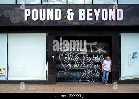 Pound & Beyond, un magasin fermé et délabré sur Princes Street, Édimbourg, Écosse, Royaume-Uni. Banque D'Images